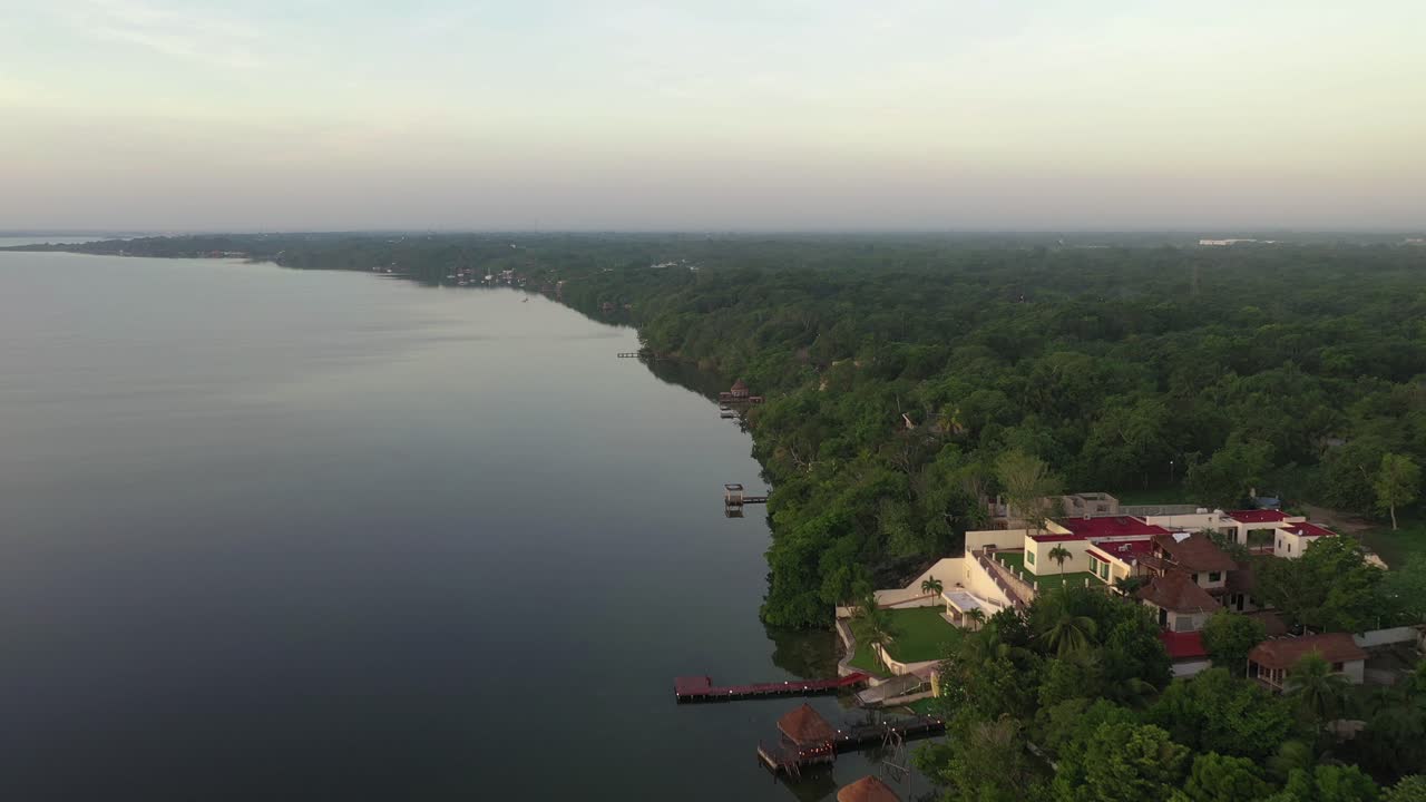 vista aérea de mansiones en la selva tropical por el lago bacalar laguna, méxico