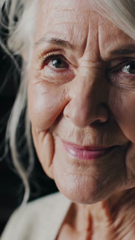 retrato en primer plano de una anciana sonriente