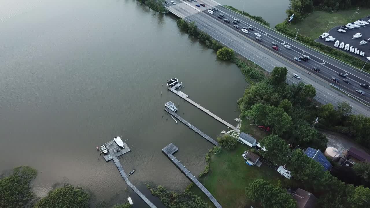 켄트 섬, 체사피크 만, 메릴랜드 미국 고속도로에서 바쁜 교통의 영화 공중