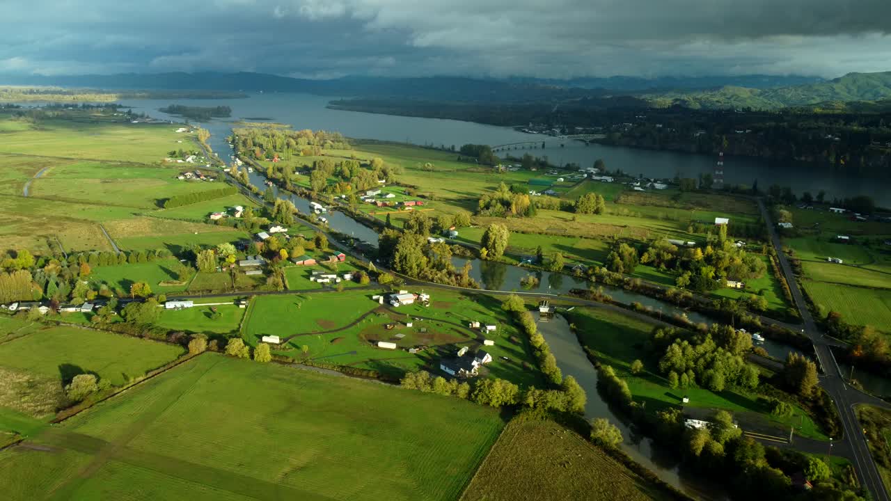 Stati Uniti, WA, Cathlamet, 25-10-2025 - Vista aerea dello Welcome Slough all'alba in una limpida giornata autunnale