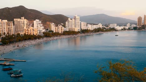 Vista-Aérea-De-Una-Hermosa-Playa-De-Ciudad-Y-Océano-Azul-Justo-Antes-Del-Atardecer