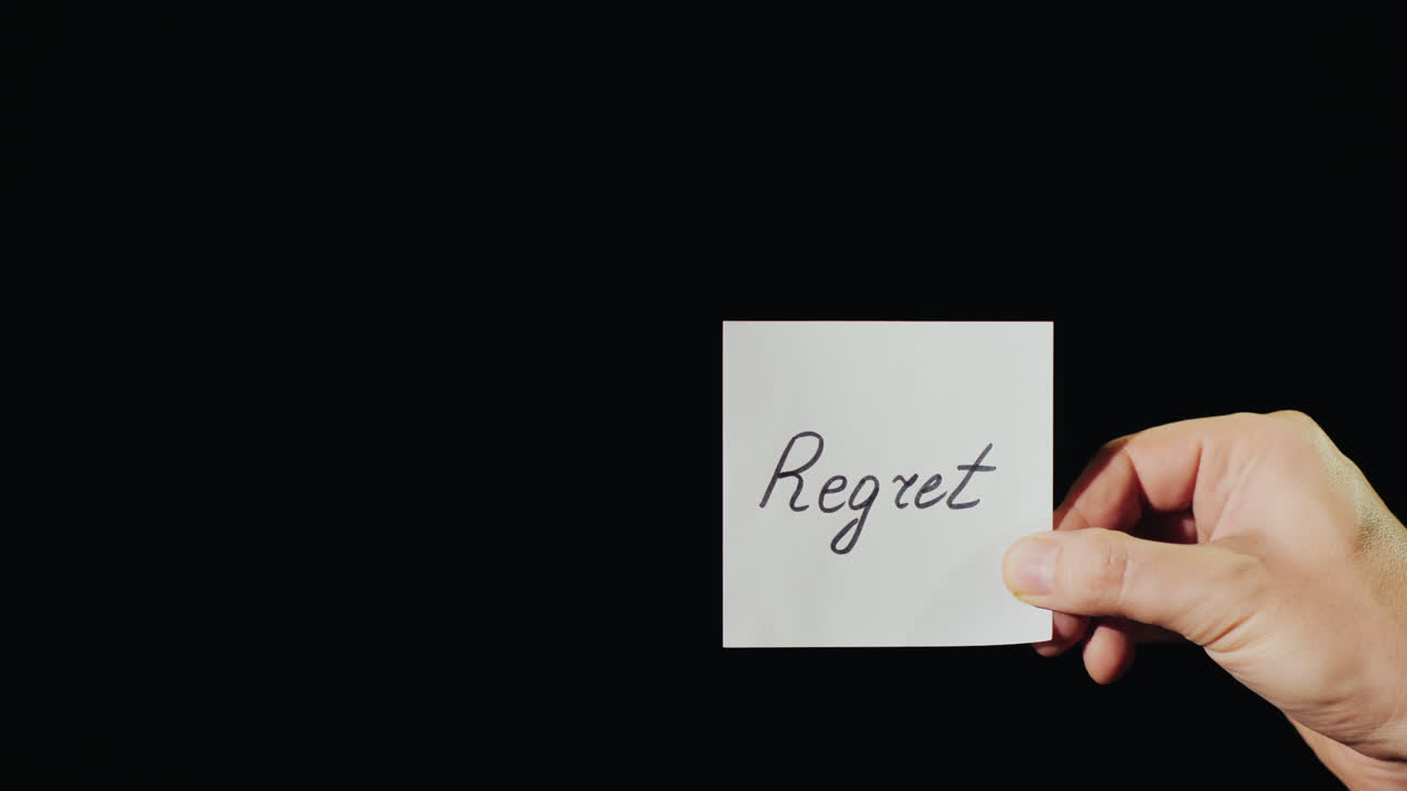 손은 비문 후회와 함께 불타는 종이를 보유