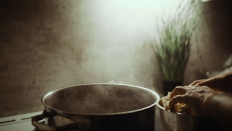 Der-Koch-Gibt-Frischen,-Frischen-Blumenkohl-In-Den-Topf-Und-Kocht-Suppe,-Hand-Aus-Nächster-Nähe