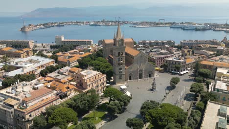 Piazza-Del-Duomo-En-Messina,-Sicilia,-Italia---Toma-Cinematográfica-De-Establecimiento