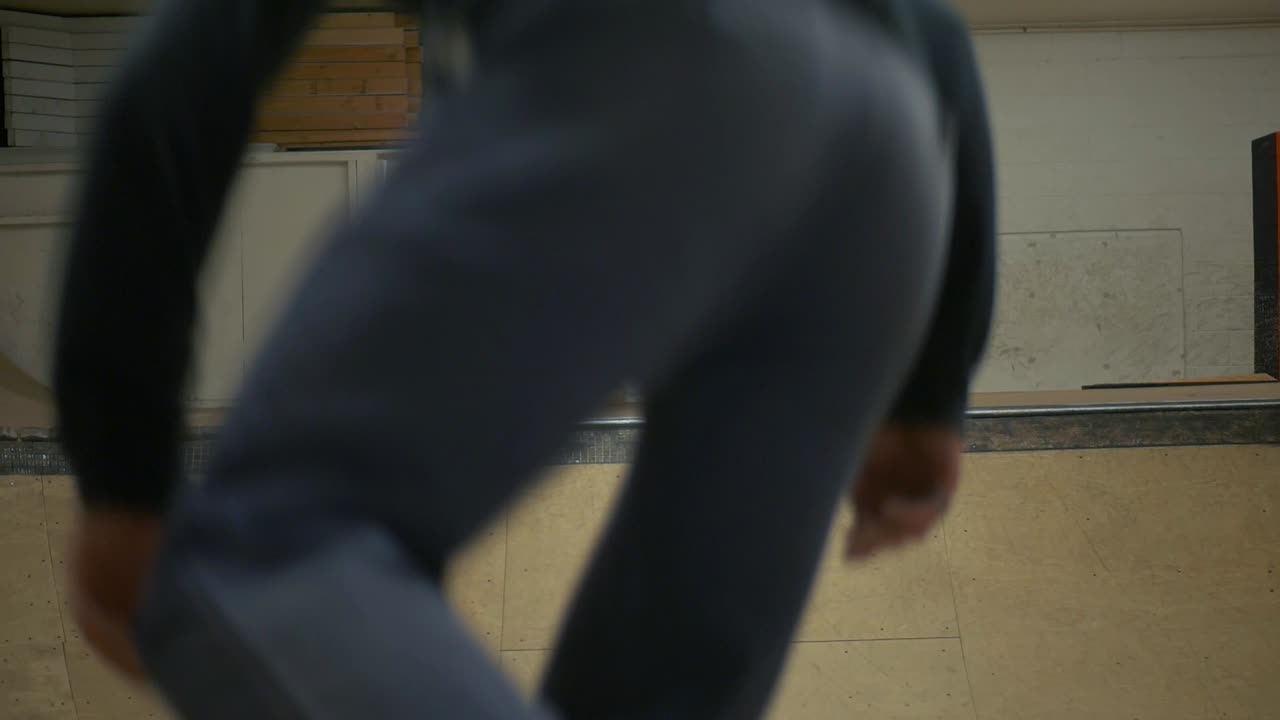 실내에서 하프 파이프에 있는 사람 스케이트보드