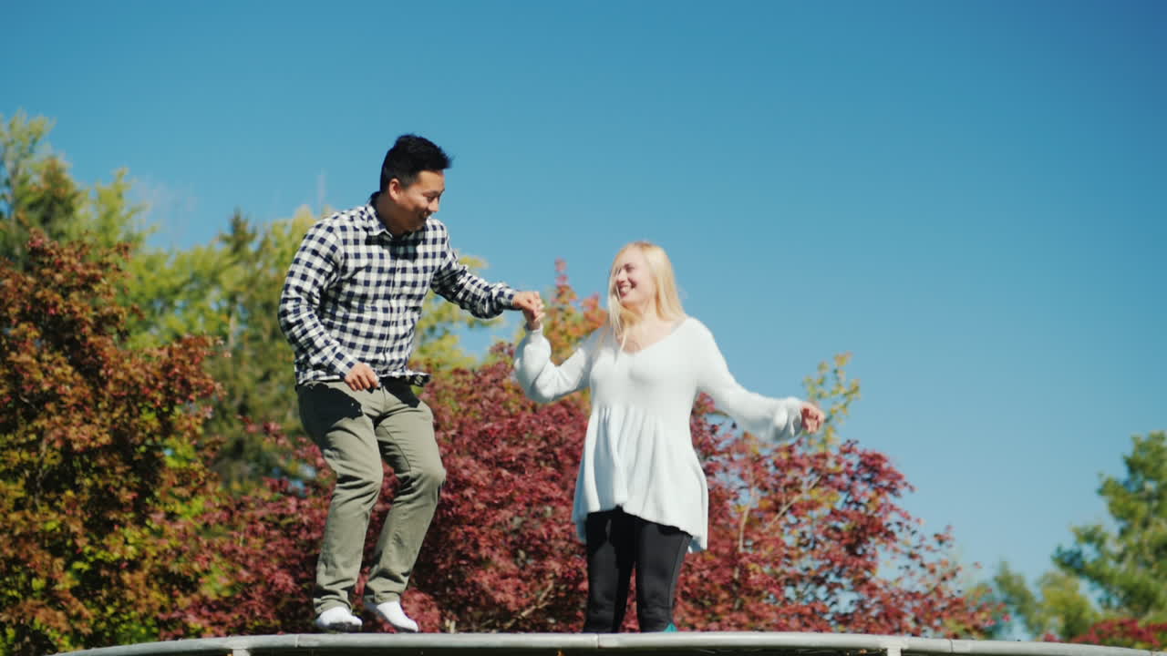 트램폴린에 젊은 부부