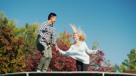 Junges-Paar-Auf-Trampolin