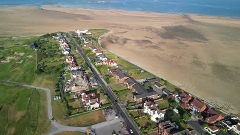 Volar-Sobre-Casas-Cerca-Del-Club-De-Golf-Royal-Liverpool,-Hoylake,-Wirral,-Reino-Unido---Drone-Aéreo