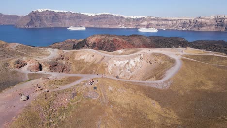 vista aérea, girando sobre el cráter del volcán en la isla de santorini, grecia en cámara lenta