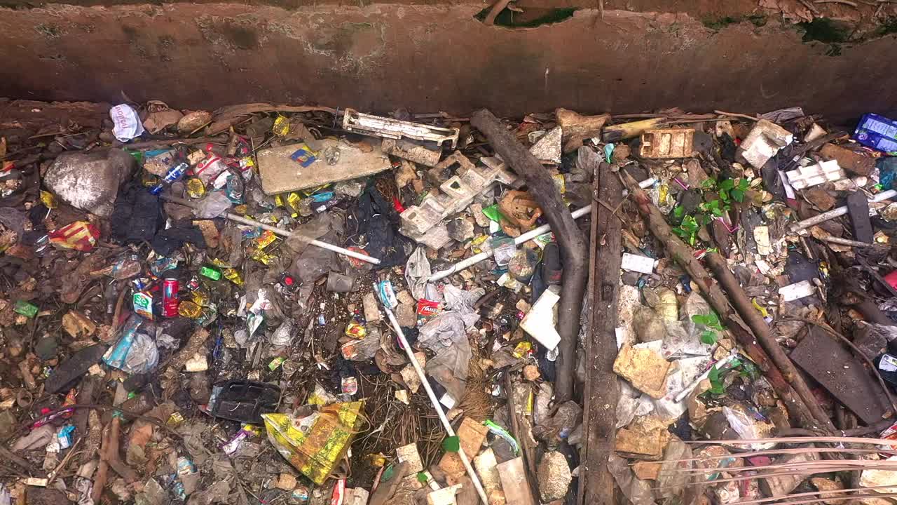f vertedero de basura desolado residuos contaminación plástica en el canal de agua del río imágenes de drones