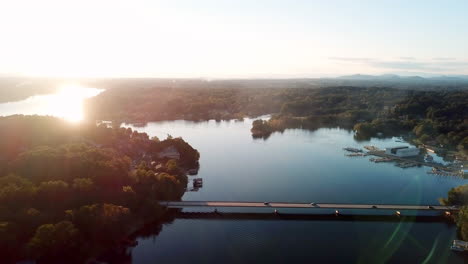 Antena-Del-Lago-Hickory-Al-Atardecer,-Lago-Hickory-Nc-Cerca-De-Hickory-Nc,-Hickory-Carolina-Del-Norte-En-4k