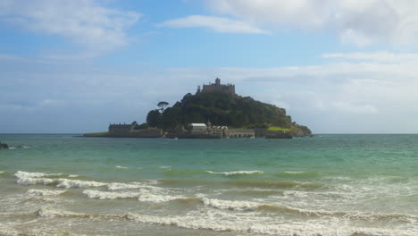 Blick-Auf-Den-Strand-Und-Den-Berg-Des-Heiligen-Michael-In-Cornwall,-Vereinigtes-Königreich---Breite-Aufnahme