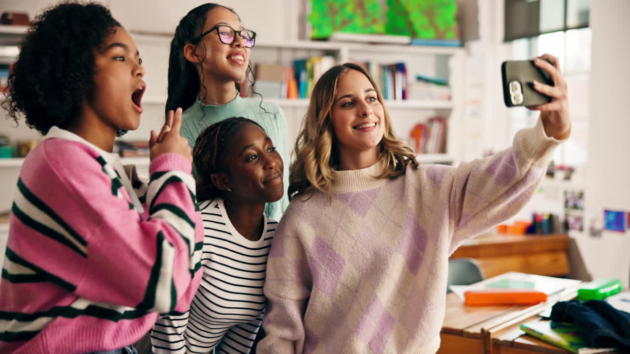 grupo de amigos tomando una selfie juntos