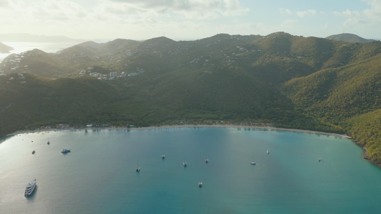 Vista pittoresca di Magens Bay Beach sull'isola di St. Thomas nelle Isole Vergini Americane. Ripresa aerea in allontanamento.