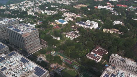 Toma-Aérea-De-La-Vista-Superior-Del-Parque-Ramanujan-It-Con-Un-Edificio-Lleno-De-Energía-Solar