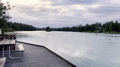 Plataforma-De-Pesca,-Río-Kenai,-Soldotna-Alaska