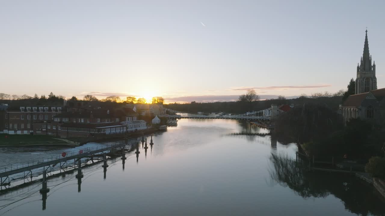 Marlow, Regno Unito. Inquadratura media, sorvolo del fiume verso il ponte al tramonto