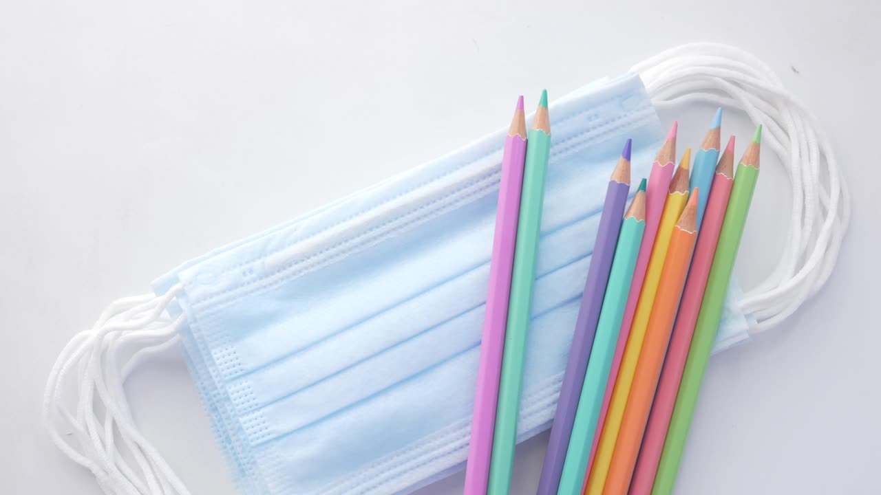 lápices de colores y una máscara