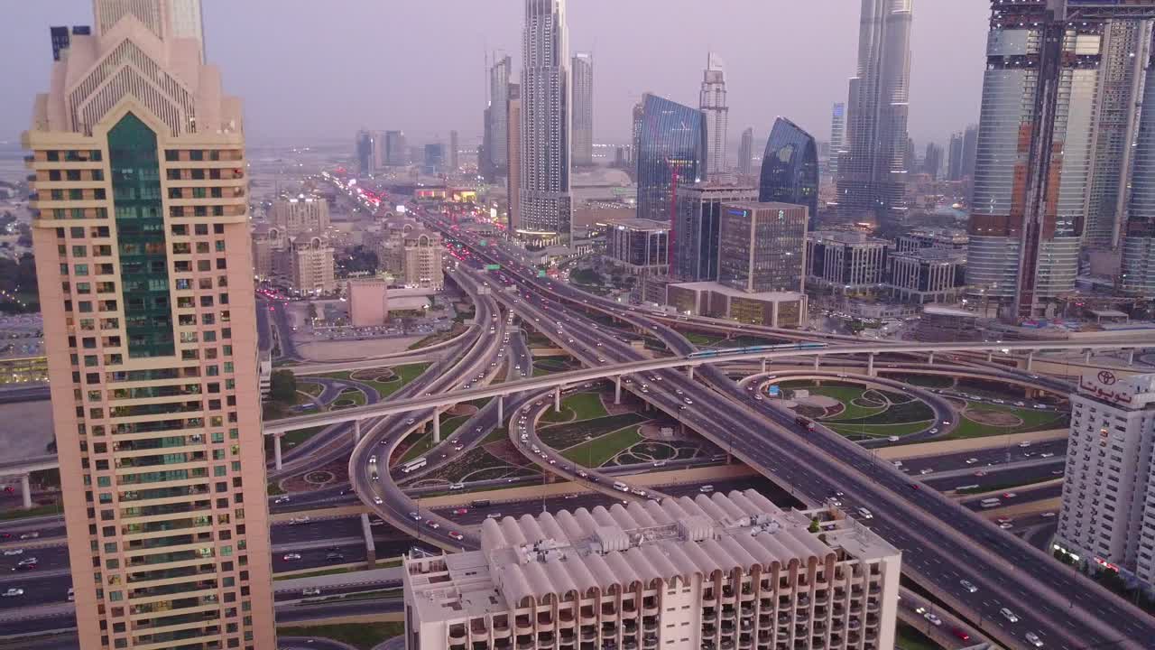 vista aérea del paisaje urbano de dubái con intersección de autopistas