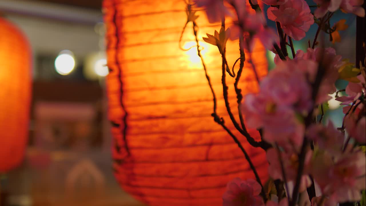 보라색 꽃에서 빨간 중국 제등 전환