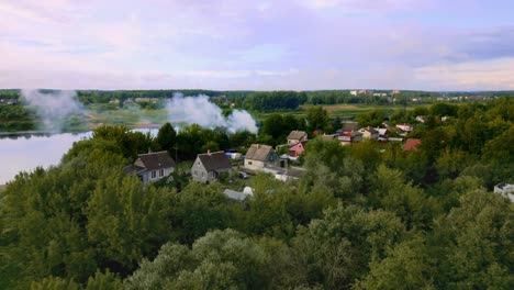 Die-Malerische-Landschaft-Des-Ländlichen-Dorfes,-Das-Haus-Umgeben-Von-Natur