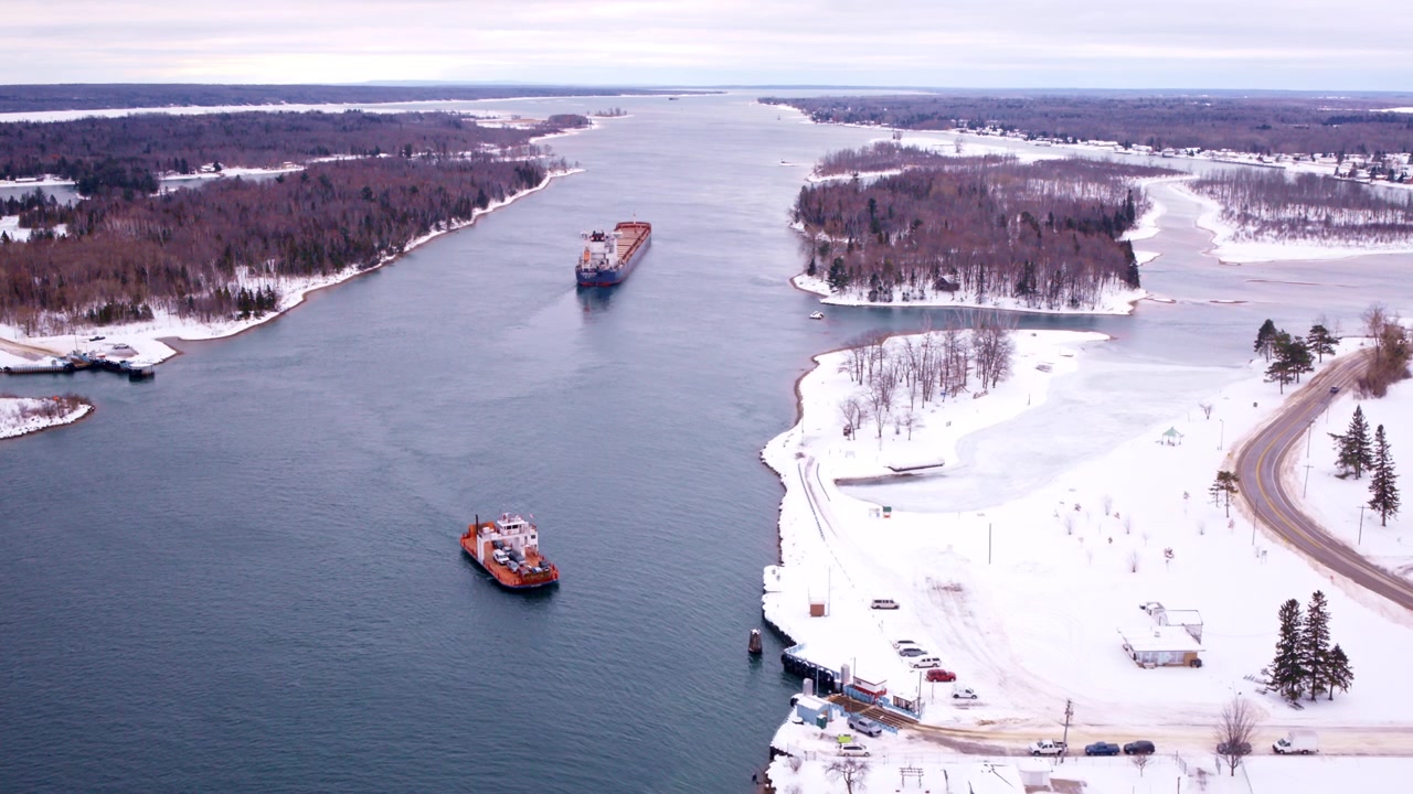 Vista drone di un'enorme nave da carico che naviga attraverso il corso d'acqua del fiume St. Marys