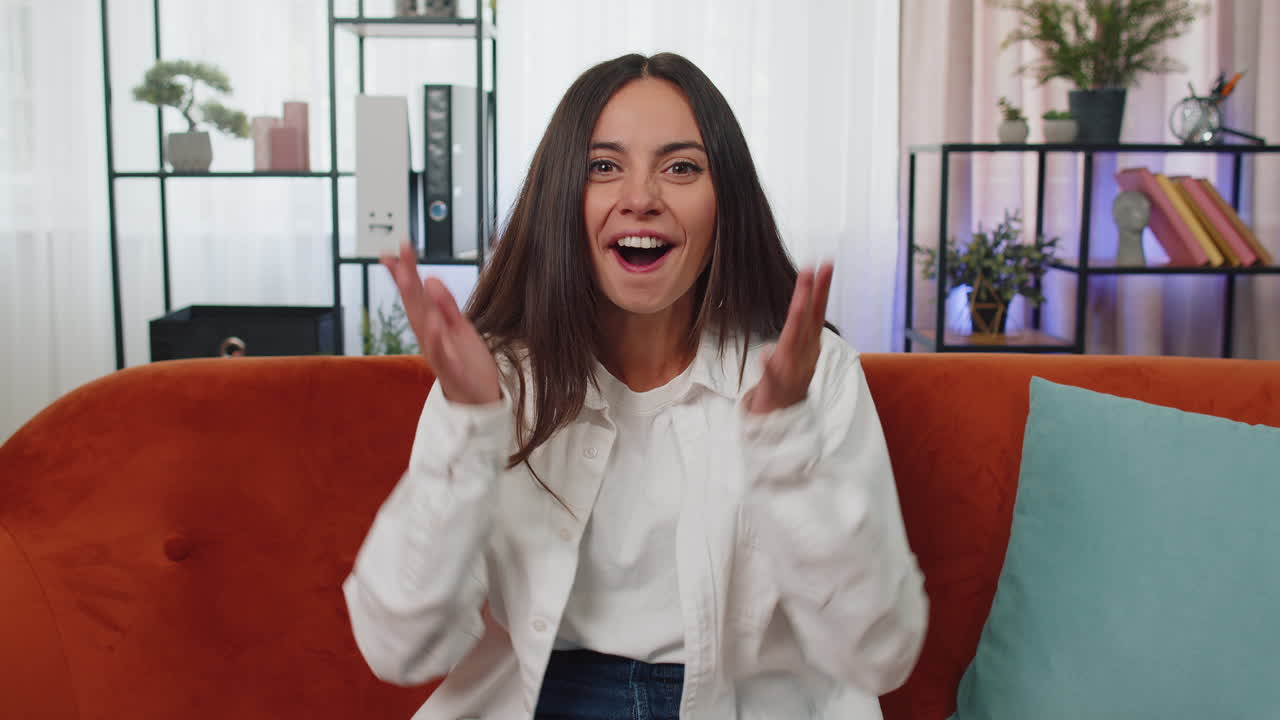 놀란 젊은 여성, 갑작스러운 승리로 충격을, 좋은 승리 소식, 축하, 와우 반응