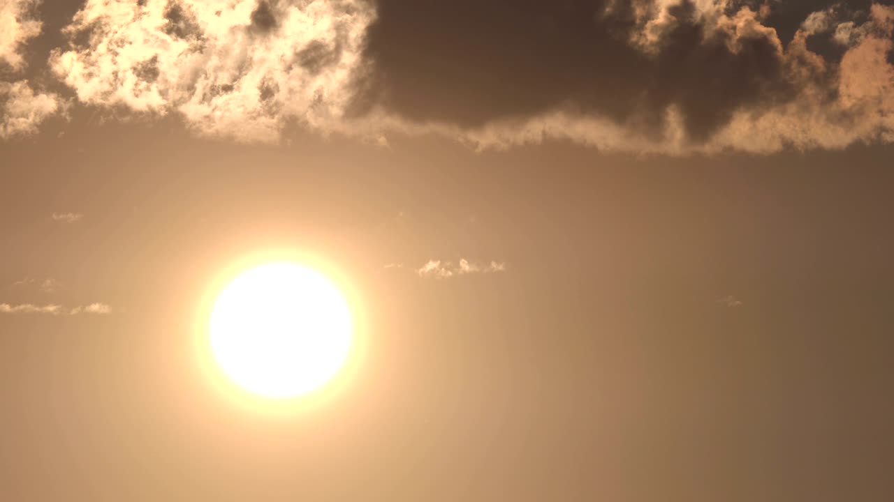 удивительное солнце поднимается сквозь дрейфующие облака.