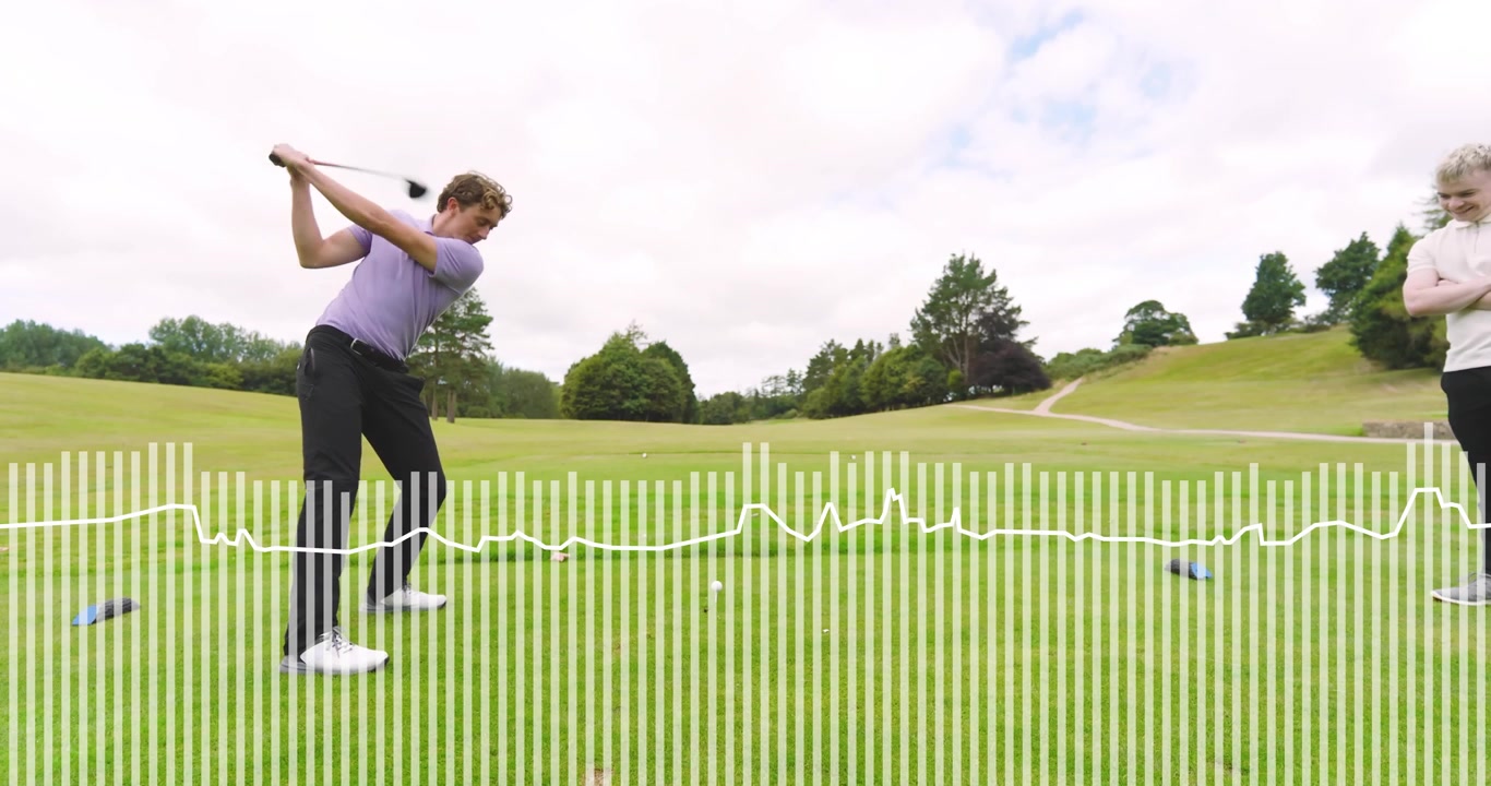 Golfer houdt club vast op de afslagplaats, zwaait met de club om de bal over de fairway te slaan en plaatst de tee opnieuw.
