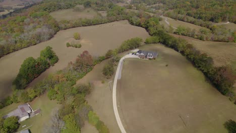 Aerial-establishing-shot-of-Tennesee,-southeast-USA-rural-landscape-with-fields-and-farms-in-early-autumn