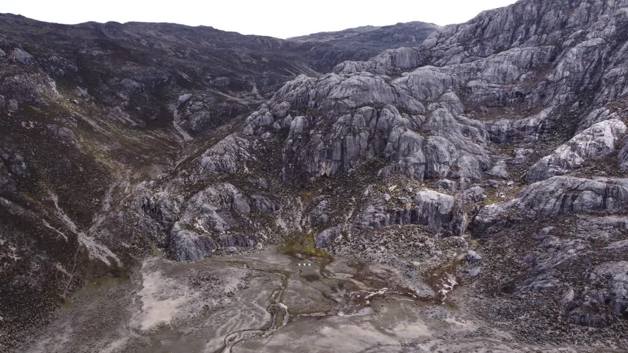 sobrevuelo frente al domo mifafí, en la sierra de la culata, mérida, venezuela