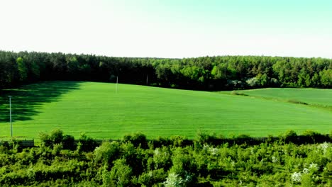 tiro de drone de un prado en el distrito de pomerania en polonia