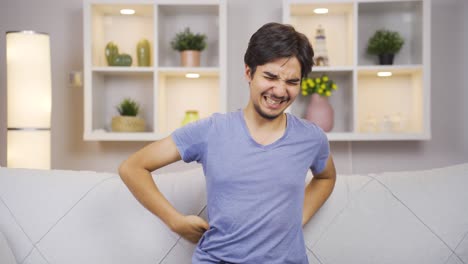 hombre con dolor de espalda.