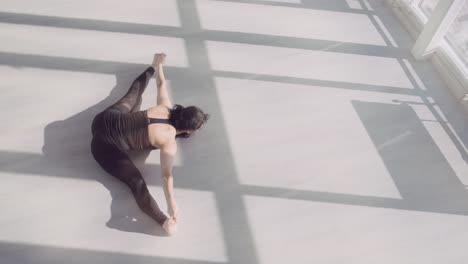 woman performing yoga splits