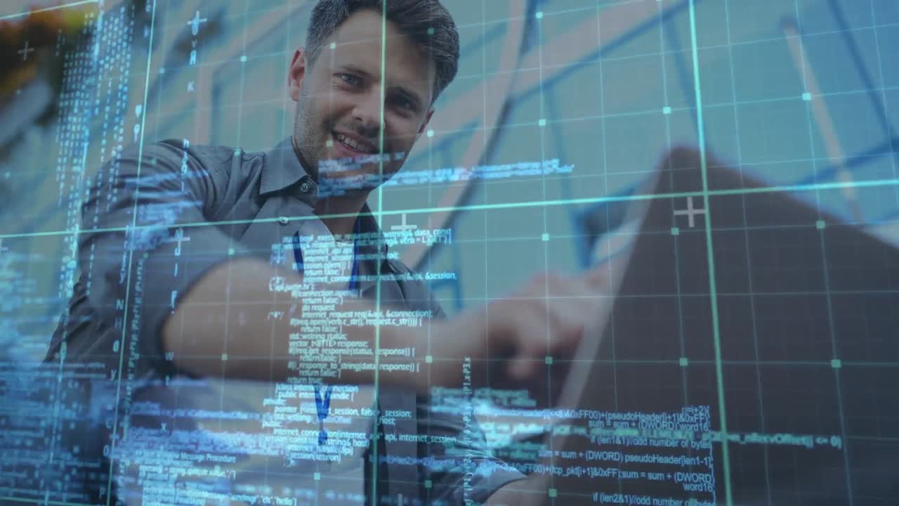 animación del procesamiento de datos sobre un hombre caucásico feliz usando una computadora portátil