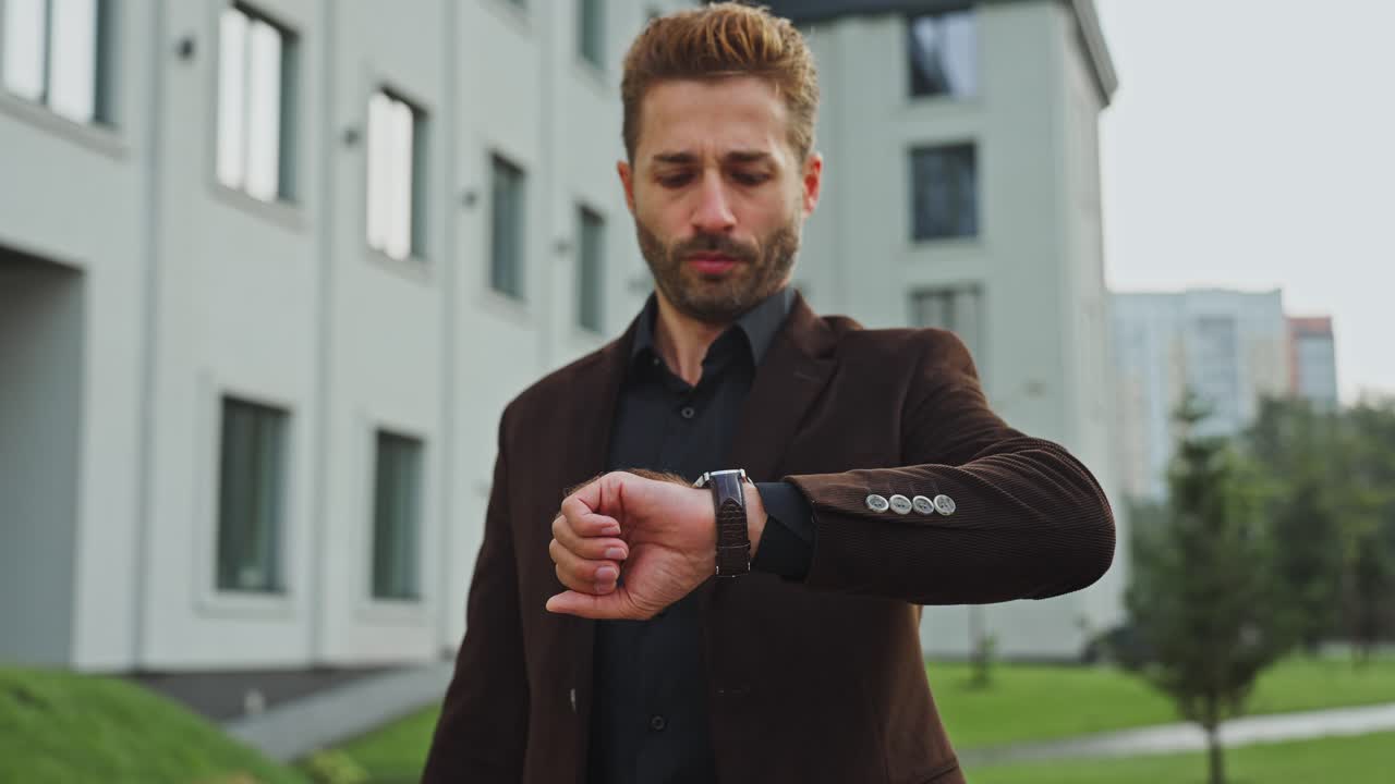 бизнесмен проверяет время.