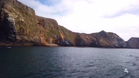 Primer-Plano-De-Cardán-Desde-Un-Barco-En-Movimiento-De-La-Escarpada-Costa-De-La-Isla-Anacapa-Oriental-En-El-Parque-Nacional-De-Las-Islas-Del-Canal-En-El-Océano-Pacífico