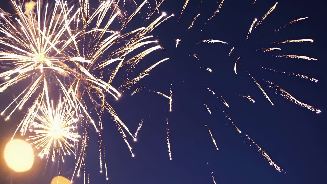 espectáculo de fuegos artificiales por la noche