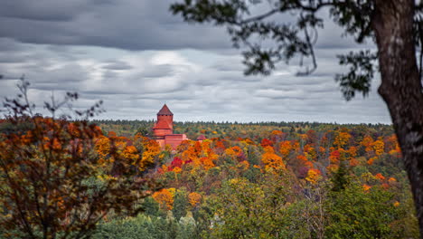 Castillo-De-Turaida-Visto-Sobre-Las-Coloridas-Copas-De-Los-árboles-De-Otoño-En-Un-Día-Nublado