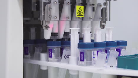 aparatos para mezclar y mover material celular en un laboratorio médico