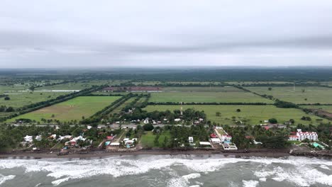 Drohnenaufnahme-Des-Strandes-Und-Der-Felder-Und-Häuser-Von-Veracruz