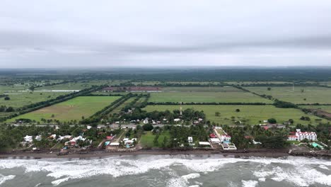 tomada de avión no tripulado de la playa de veracruz y campos y casas