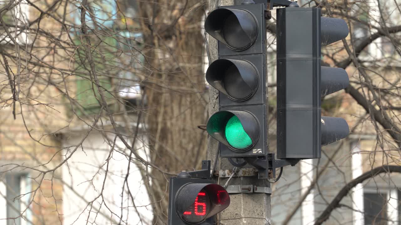 el semáforo en la carretera regula el tráfico