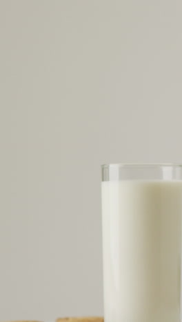 video de galletas con chocolate y leche sobre fondo blanco