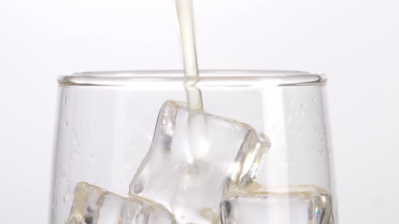 얼음으로 된 컵에 맥주를 부어 넣는 것