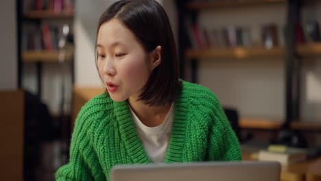 카페에서 노트북으로 논쟁하는 여자