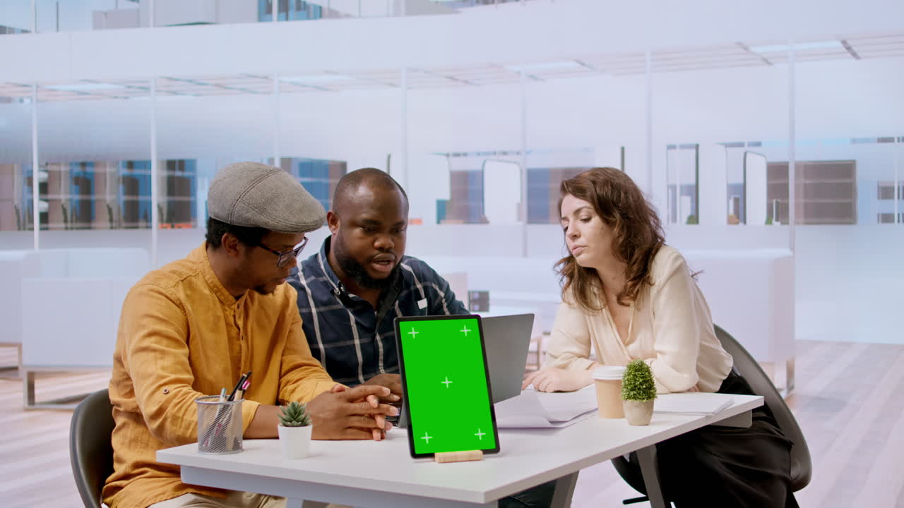 hombre de negocios discutiendo con los agentes inmobiliarios al lado de la llave de croma