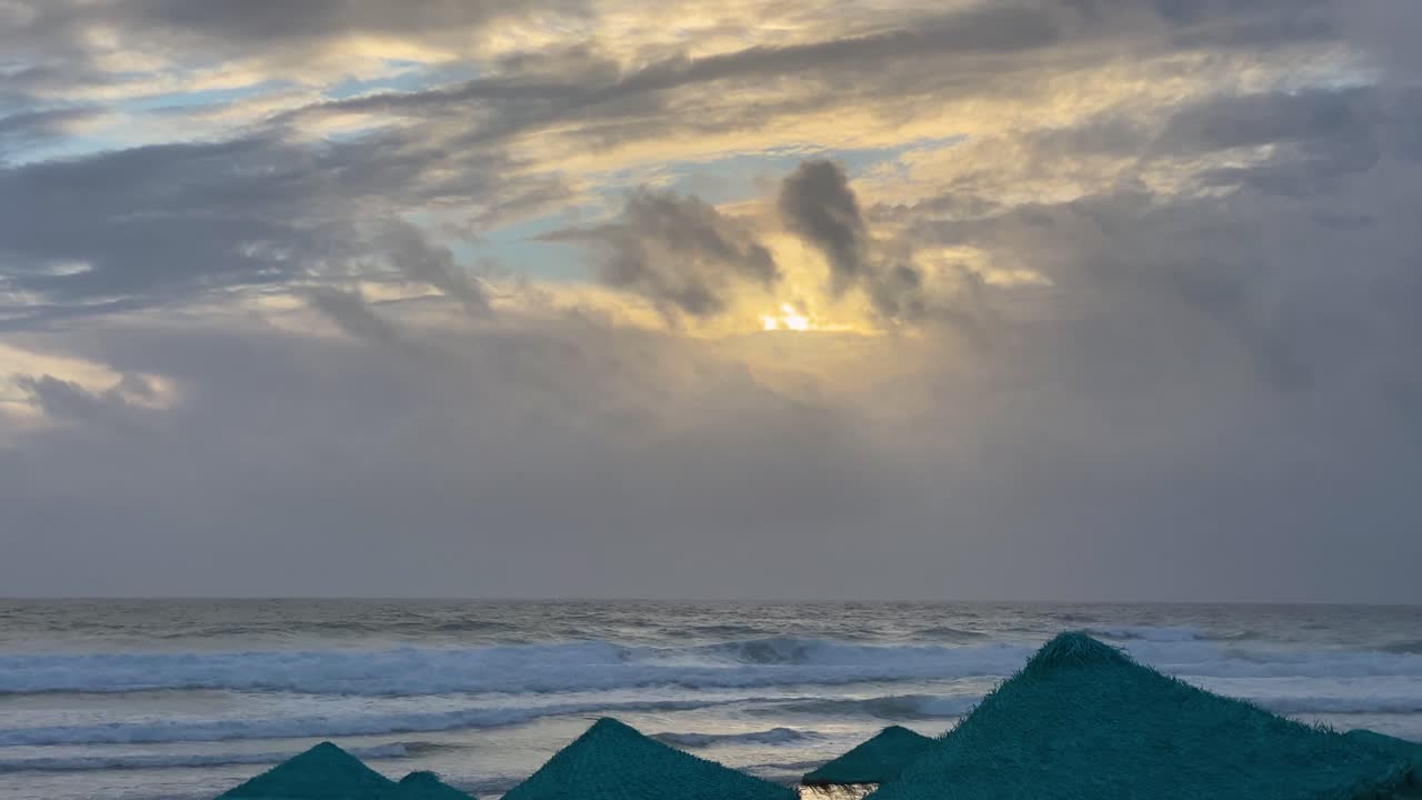 구름이 있는 4k의 극적인 하늘