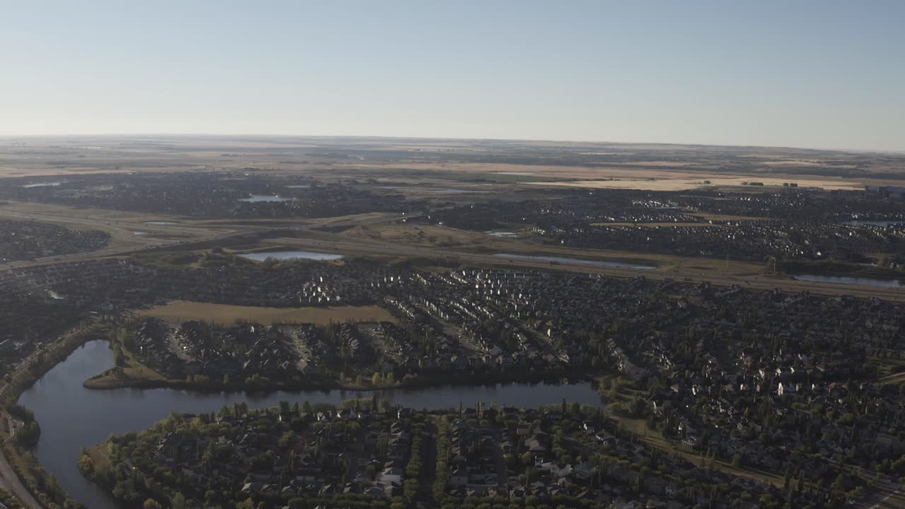 공중 낙하 쿠키 컷 주거용 단독 고급 주택 저층 아파트 많은 연못 모든 캘거리 외부 마을에있는 인버네스 스코틀랜드 마을의 복제 캐나다 앨버타 1-2