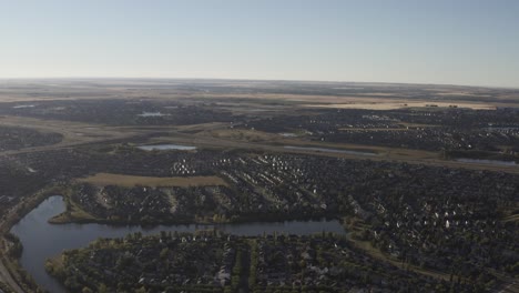 Lufttropfen-Fliegen-über-Plätzchen-Geschnitten-Wohn-Freistehende-Luxushäuser-Flachbauwohnungen-Viele-Teiche-Alle-Nachbildungen-Der-Stadt-Inverness-Schottland-In-Einer-Gemeinde-Außerhalb-Von-Calgary-Alberta-Kanada-1-2